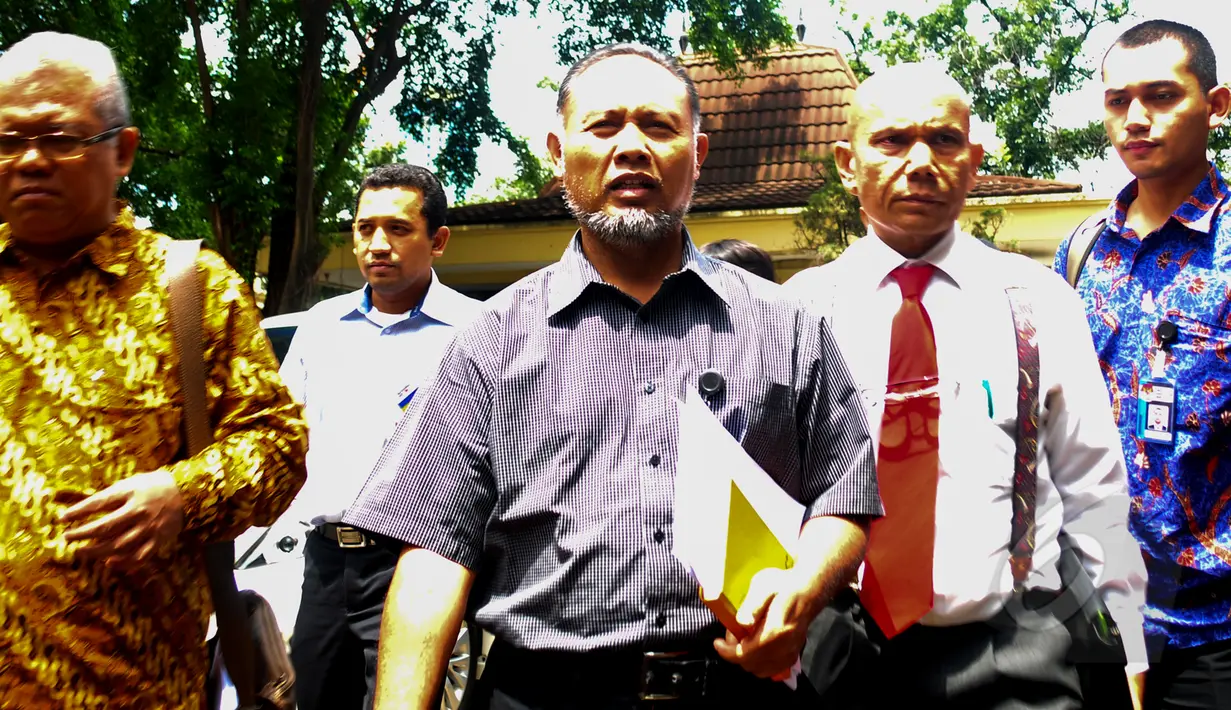 Wakil Ketua nonaktif KPK Bambang Widjojanto saat mendatangi Bareskrim Mabes Polri), Jakarta Kamis (23/4/2015). BW tak jadi ditahan karena bersikap kooperatif oleh penyidik. (LIputan6.com/Yoppy Renato)