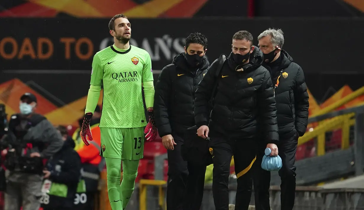 Pau Lopez yang diperkirakan mengalami dislokasi bahu akhirnya ditarik keluar pada menit ke-28 dan digantikan oleh Antonio Mirante. (AP/Jon Super)