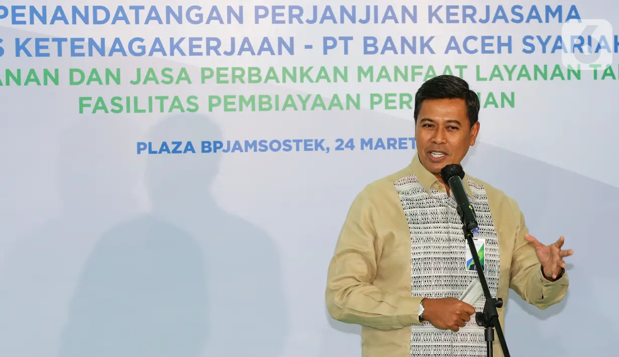 Direktur Utama BPJS Ketenagakerjaan Anggoro Eko Cahyo memberi sambutan pada penandatanganan PKS terkait Penyediaan Layanan dan Jasa Perbankan dalam Rangka Pemberian Manfaat Layanan Tambahan (MLT) Berupa Fasilitas Pembiayaan Perumahan di Jakarta, Kamis (24/03/2022). (Liputan6.com/Fery Pradolo)