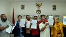 Para caleg memperlihatkan bukti-bukti kecurangan yang mereka dapatkan, Jakarta (25/4/2014) (Liputan6.com/Johan Tallo).