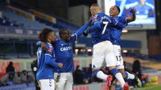 Para pemain Everton merayakan gol kedua ke gawang Tottenham Hotspur yang dicetak striker Richarlison (kedua dari kanan) dalam laga babak kelima Piala FA 2020/21 di Goodison Park, Rabu (10/2/2021). Everton menang 5-4 (4-4) atas Tottenham melalui extra time. (AFP/Clive Brunskill/Pool)