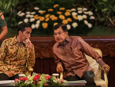 Presiden Joko Widodo didampingi Wakil Presiden Jusuf Kalla memimpin Sidang Kabinet Paripurna di Istana Negara, Jakarta, Senin (13/4/2015). Agenda tersebut membahas RKP 2016 dan pengarahan kepada menteri kabinet kerja. (Liputan6.com/Faizal Fanani)