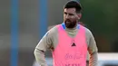 Penggawa timnas Argentina, Lionel Messi latihan untuk menghadapi laga lanjutan Kualifikasi Piala Dunia 2026 Zona CONMEBOL, melawan Paraguay dan Peru. (LUIS ROBAYO/AFP)