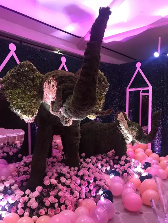 Bahkan terlihat dua ekor gajah yang terbuat dari pepohonan untuk menambah cantiknya dekorasi.  (instagram/krisjenner)