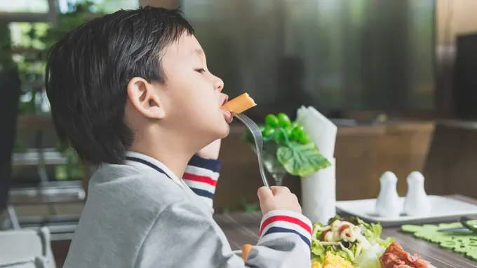 anak makan
