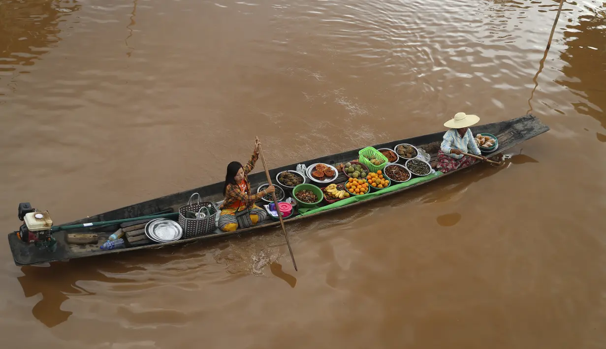 Penjual makanan menunggu pelanggan di pasar terapung lokal di Danau Inle, Negara Bagian Shan selatan, Myanmar, Sabtu (15/1/2022). Danau Inle menjadi sumber kehidupan masyarakat, yang disebut Intha, yang hidup di sekitarnya. Hingga saat ini, masyarakat Intha berjumlah sekitar 70 ribu jiwa. (AP Photo)