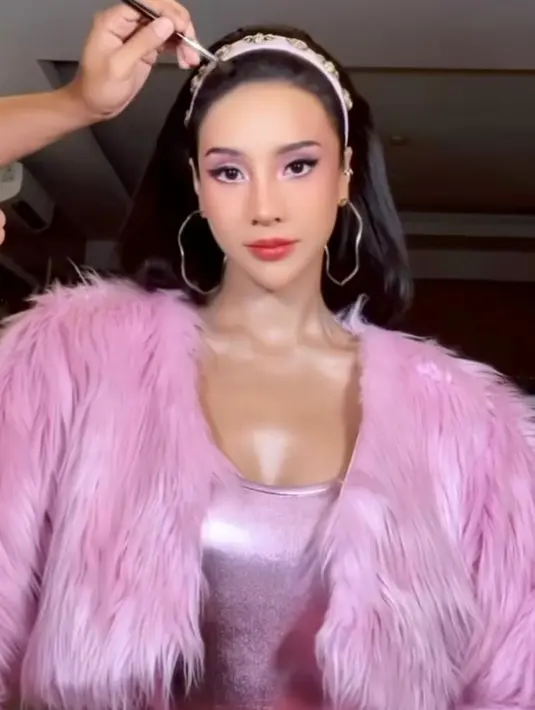 Tak ketinggalan pulasan makeup dengan complexion flawless, blush dan lipstik pink, serta aplikasi eyeshadow pink pastel khas 80-90an karya MUA @rhay_david menyempurnakan penampilannya.  [@anyageraldine/@rhay_david]