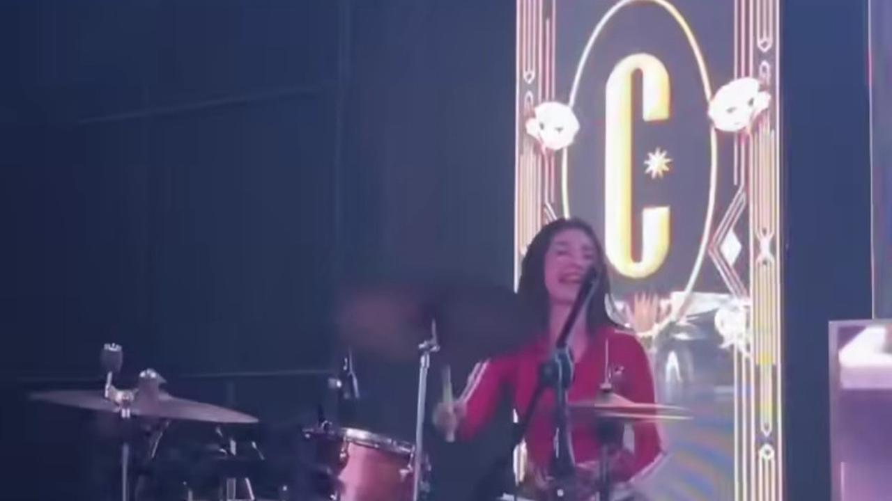 Tak hanya menghibur penggemar dengan suara indahnya, Ghea juga memamerkan bakatnya dalam bermain drum, menambah pesona penampilannya di atas panggung.