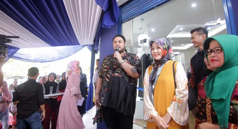 Ivan Gunawan dalam acara peluncuran store terbarunya bernama Manjha Hijab di Bandung. Dalam acara tersebut, hadir istri Walikota Bandung, Ridwan Kamil, Atalia Kamil. (Istimewa)