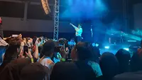 Konser Kunto Aji Disambut Antusiasme Penonton (credit: kapanlagi.com/Puput Saputro)