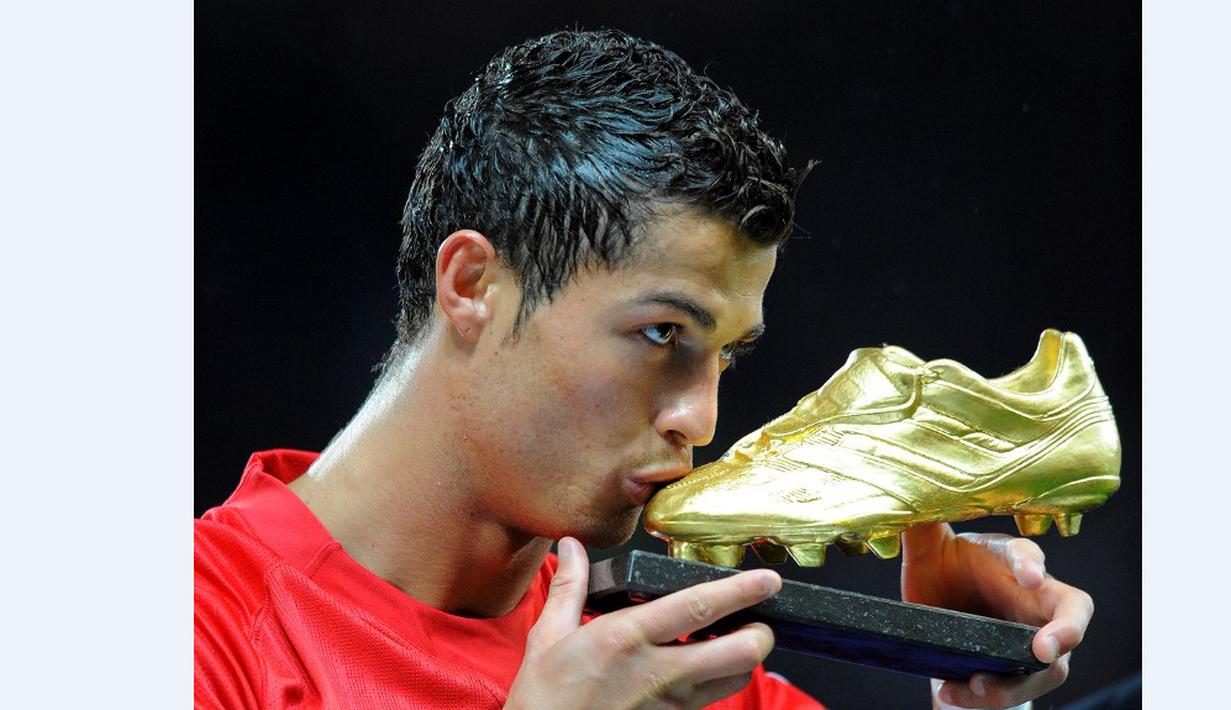 Cristiano Ronaldo mencium trofi golden boot jelang pertandingan melawan West Ham United dalam laga Liga Inggris di Old Trafford, Manchester, 29 Oktober 2008. (AFP/Andrew Yates)