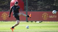 Penyerang Manchester United, Zlatan Ibrahimovic saat mengikuti sesi latihan tim  jelang menghadapi Sevilla pada babak 16 besar Liga Champions di kompleks pelatihan klub, Carrington, Manchester, Inggris (20/2). (AFP Photo/Oli Scarff)