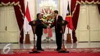 Presiden Jokowi (kanan) dan PM Timor Leste Rui Maria De Araujo berjabat tangan usai memberikan keterangan pers di Istana Merdeka, Jakarta, Rabu (26/8/2015). Pertemuan tersebut untuk meningkatkan kerjasama antar kedua negara. (Liputan6.com/Faizal Fanani)