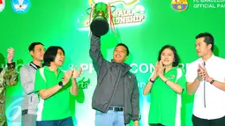 Menpora Imam Nahrawi mengangkat tropi saat menghadiri Milo Football Championship di Jakarta, Sabtu (18/2). Sebanyak 8000 siswa SD mengikuti acara ini. (Liputan6.com/Angga Yuniar)