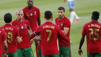 Para pemain Portugal merayakan gol kedua ke gawang Israel yang dicetak striker Cristiano Ronaldo (tengah) dalam laga uji coba menjelang Euro 2020 di Jose Alvalade Stadium, Lisbon, Rabu (9/6/2021). Portugal menang 4-0 atas Israel. (AP/Armando Franca)