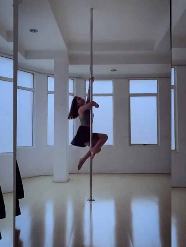 Potret Prilly Latuconsina Latihan Pole Dance (sumber: instagram/@prillylatuconsina96)