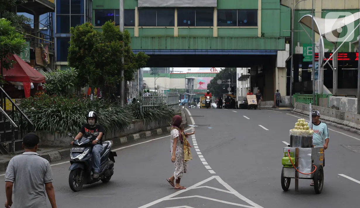 Suasana jalan di kawasan Pasar Tanah Abang, Jakarta, Jumat (27/3/2020). Sebagai upaya pencegahan penularan virus Corona COVID-19, Perumda Pasar Jaya menutup sementara aktivitas perdagangan di Pasar Tanah Abang Blok A, B dan F terhitung 27 Maret hingga 5 April 2020. (Liputan6.com/Helmi Fithriansyah)