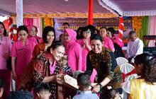 Momen Ketua Umum Bhayangkari Rayakan Natal Bareng Penyintas Erupsi Gunung Lewotobi