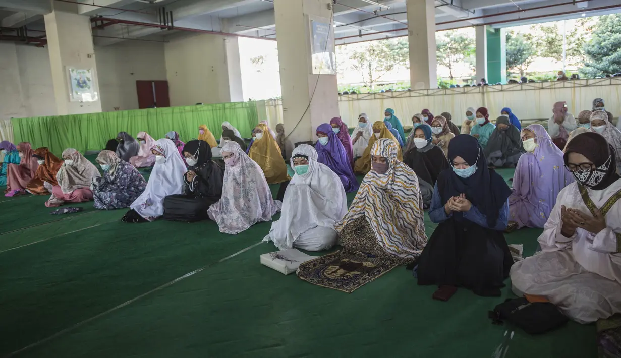 Berda Asmara (tengah), istri dari Serda Mes Guntur Ari Prasetya, berdoa bersama para dosen di Universitas Nahdlatul Ulama Surabaya, Jawa Timur, Senin (26/4/2021). Sholat ghaib dan doa bersama tersebut untuk mendoakan seluruh kru KRI Nanggala 402 yang tenggelam di perairan Bali (Juni Kriswanto/AFP)