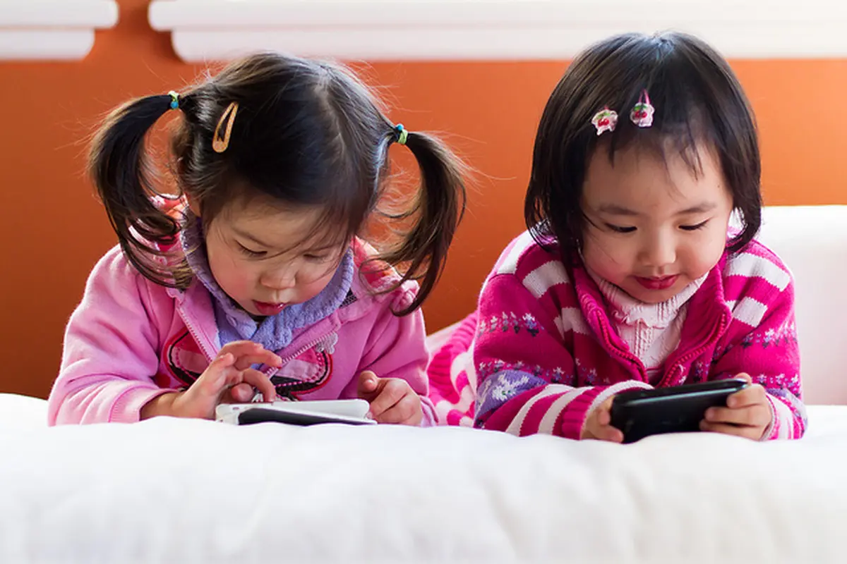 Bahaya Bila Ortu Membiarkan Begitu Saja Anak Pegang Gadget