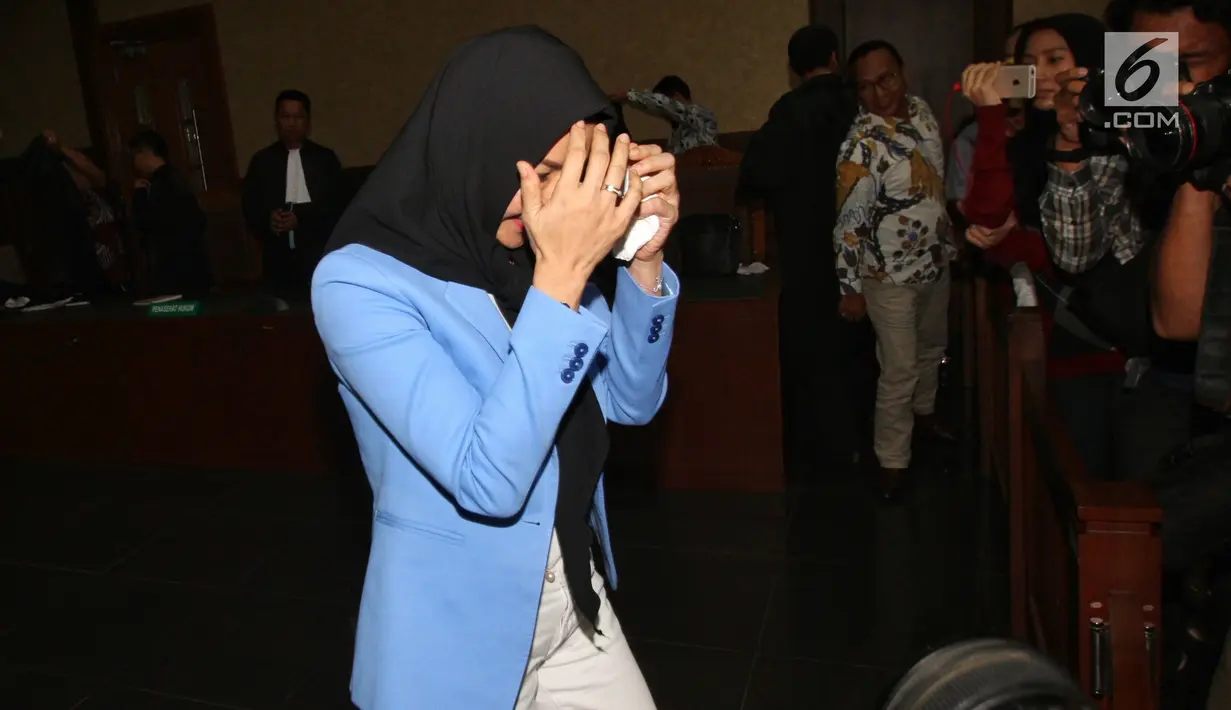 Bupati nonaktif Kutai Kartanegara, Rita Widyasari seusai menjalani sidang pembacaan vonis di Pengadilan Tipikor, Jakarta, Jumat (6/7). Majelis hakim juga mencabut hak politik Rita Widyasari selama 5 tahun usai masa tahanannya. (Liputan6.com/Johan Tallo)