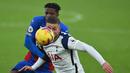 Bek Tottenham Hotspur, Toby Alderweireld (depan), berebut bola dengan striker Crystal Palace, Wilfried Zaha, dalam laga lanjutan Liga Inggris 2020/21 pekan ke-12 di Selhurst Park Stadium, Minggu (13/12/2020). Tottenham bermain imbang 1-1 dengan Palace. (AFP/Glyn Kirk/Pool)
