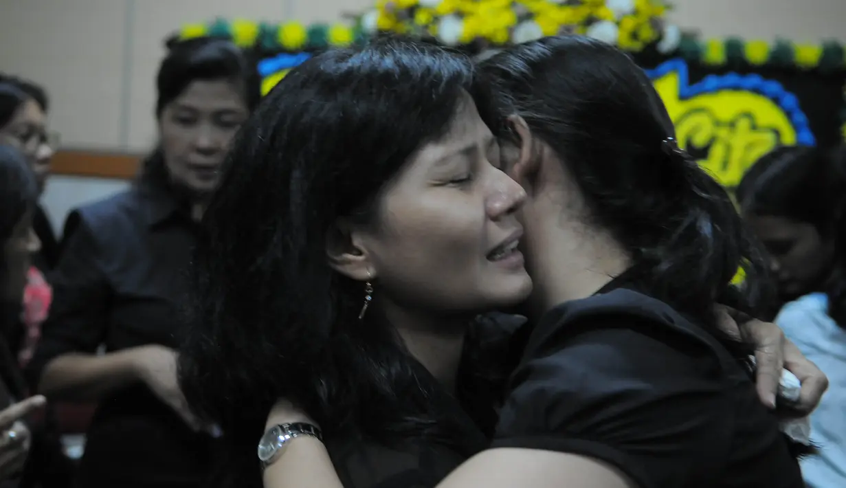 Elizabeth Diana Dewayani, ibunda Sara tak kuasa menahan tangis saat disalami para sahabat Sara (Liputan6.com/Herman Zakharia)