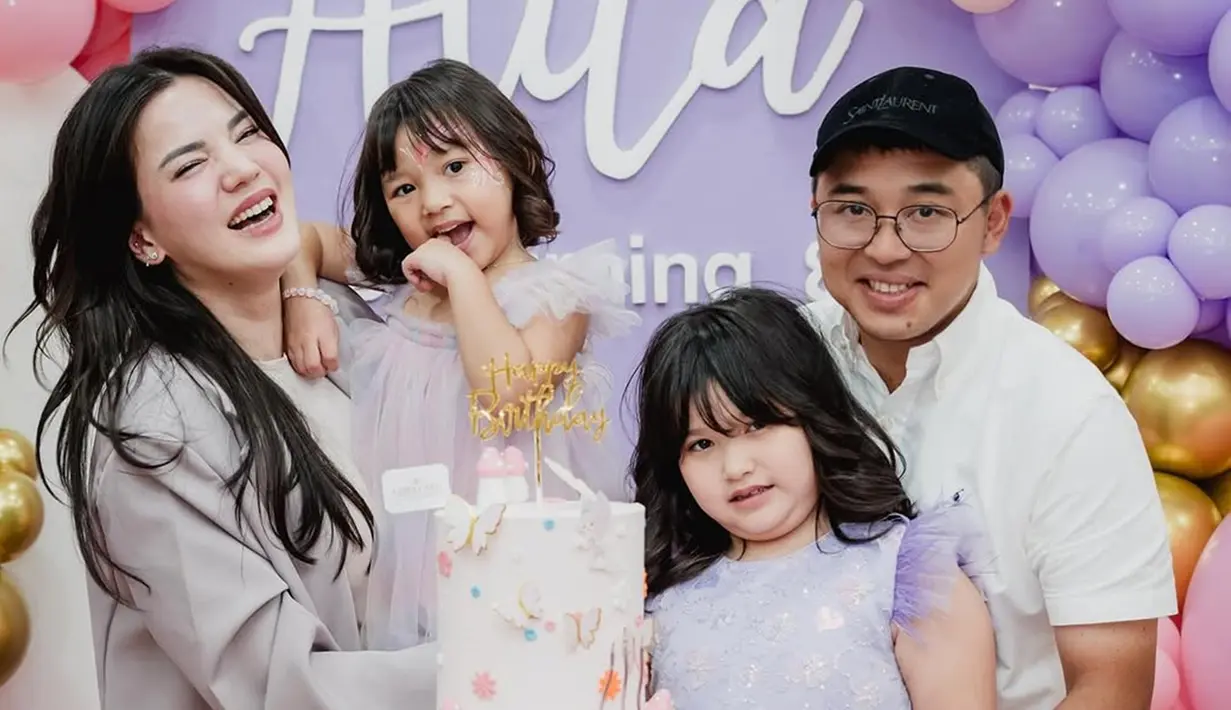 Setiap tahunnya, perayaan ulang tahun Alita selalu memiliki tema yang berbeda dan menarik. Tema-tema tersebut dipilih dengan mempertimbangkan kesukaan dan perkembangan Alita. Dekorasi yang meriah, kue ulang tahun yang cantik, dan kehadiran keluarga dan teman-teman dekat selalu menjadi ciri khas dari perayaan ulang tahun anak sulung Alice Norin ini. (Liputan6.com/IG/@alicenorin)