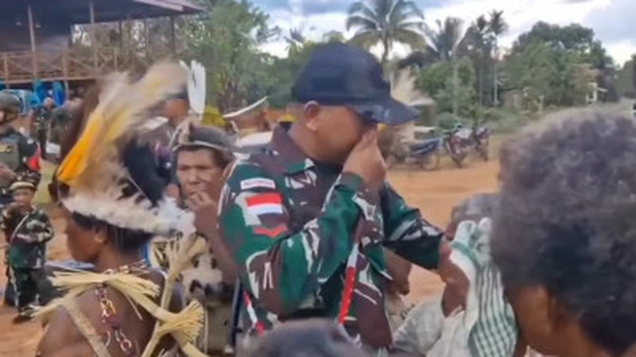 Tugas Selesai, Tangis Prajurit TNI Pecah saat Perpisahan dengan Warga Papua, Saling Hormat dan Peluk Hangat