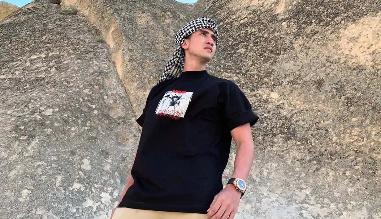 Tidak sendirian, Verrell Bramasta pun akan liburan bersama sang bunda, Venna Melinda dan adik kecilnya, Vania.  (Instagram/bramastavrl)