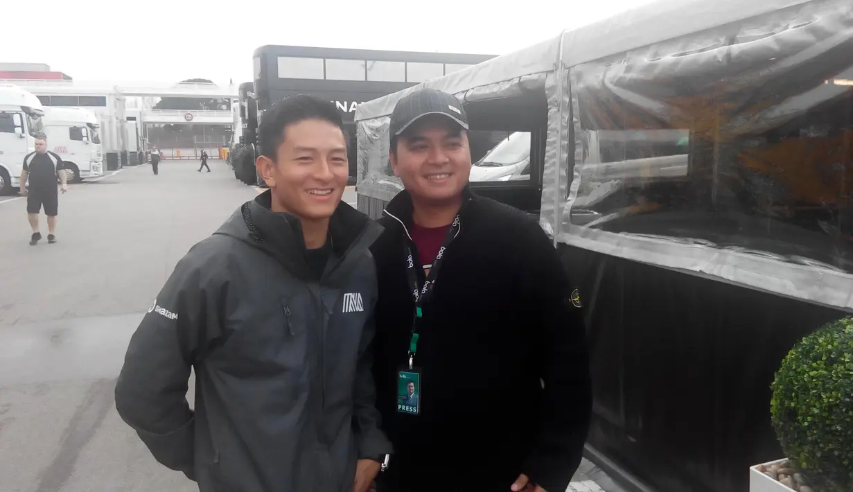 Rio Haryanto berfoto bersama Reza Khomaini dari Bola.com di Sirkuit Catalunya, Barcelona, Spanyol. (Bola.com/Rio Haryanto Media)