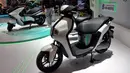 Skuter listrik ini terlihat lebih fokus untuk menjadi skuter perkotaan yang praktis dengan memberikan dek yang lebar dan luas serta kursi yang lebar. Selain itu velg bagian depan dengan desain palang 5 memberikan nilai yang dinamis serta sporty.