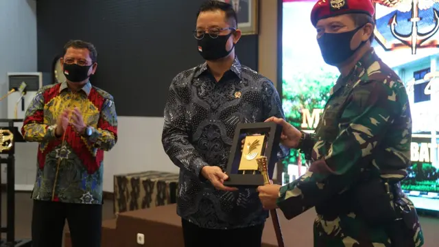 Mensos Juliari Serahkan 4 Kendaraan Penanggulangan Bencana kepada Kopassus