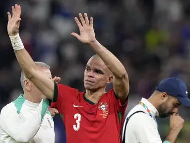 Pepe memiliki karier yang sangat luar biasa. Ia berhasil memenangi tiga gelar Liga Champions bersama Real Madrid, Piala Eropa bersama Portugal, dan sejumlah trofi lainnya selama berkarier lebih dari 20 tahun. Pepe akhirnya gantung sepatu usai membela Portugal di Euro 2024. Mantan pemain Porto tersebut memutuskan pensiun pada usia 41 tahun. (AP Photo/Martin Meissner, File)