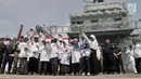 Anak-anak panti asuhan Nuruz Zahroh berada di kapal perang HMS Albion milik Inggris di Pelabuhan Tanjung Priok, Jakarta, Minggu (22/4). Dalam kunjungannya, anak-anak tersebut berkesempatan melihat bagian dalam kapal. (Merdeka.com/Iqbal S. Nugroho)