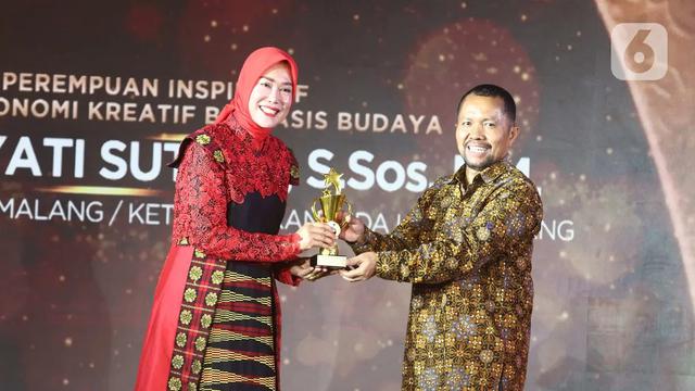 Ketua TP PKK Kota Malang, Widayati Sutiaji menerima perhargaan Anugerah Perempuan Inspiratif Pegiat Ekonomi Kreatif Berbasis Budaya yang digagas Liputan6.com, Sabtu 8 Juli 2023. (Anggar Yuniar/Liputan6.com)