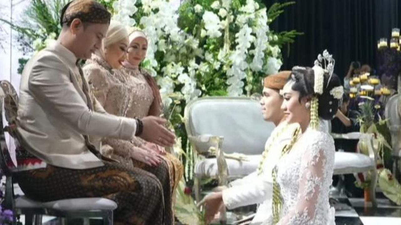 Tangis Reza Artamevia Pecah Restui Aaliyah Massaid Menikah dengan Thariq Halilintar