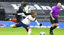 Pemain Tottenham Hotspur Lucas Moura (tengah) berebut bola dengan pemain Brentford Pelenda Joshua Dasilva pada pertandingan semifinal Piala Liga Inggris di Tottenham Hotspur Stadium, London, Inggris, Selasa (5/1/2021). Tottenham Hotspur menang 2-0. (Glyn Kirk/Pool via AP)