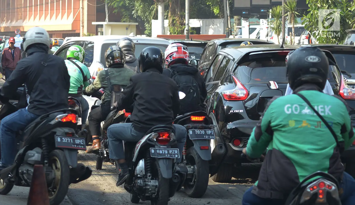 Pengendara padat merayap melewati jalan Cikini Raya, Jakarta, Kamis (1/8/2019). Kemacetan jalan tersebut karena adanya proyek pelebaran trotoar yang direvitalisasi serta penggantian aspal jalan dan volume kendaraan yang cukup tinggi. (merdeka.com/Imam Buhori)