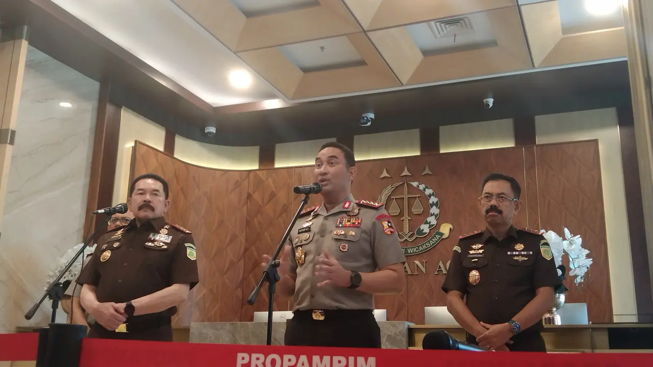 Kapolri Suyudi Ario Seto saat mengunjungi Kejaksaan Agung dan bertemu Jaksa Agung ST Burhanuddin, Rabu (14/10/2026). (Liputan6/Tisha Ario Seto)