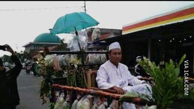 10 Tempat Duduk Pengantin di Nikahan Ini Tidak Biasa, Kocak