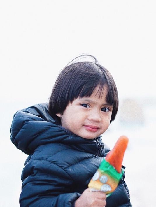 Dia Sekala Bumi adalah buah hati dari pasangan artis yang tidak pernah ada kabar miring mengenai keluarganya. Mereka adalah Ditto Percussion dan Ayudia Bing Slamet.