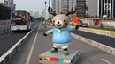 Patung maskot Asian Games 2018 menghiasi Jalan Sudirman, Jakarta, Rabu (8/8). Pemasangan maskot tersebut untuk menyemarakan penyelenggaraan Asian Games 2018 yang akan dibuka pada 18 Agustus 2018 mendatang. (Liputan6.com/Immanuel Antonius)