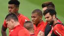 Pemain baru Paris Saint-Germain, Kylian Mbappe saat mengikuti sesi latihan di Paris, Rabu (6/9/2017). Striker 18 tahun tersebut menjalani latihan perdananya bersama armada Les Parisiens. (AFP/Franck Fife)