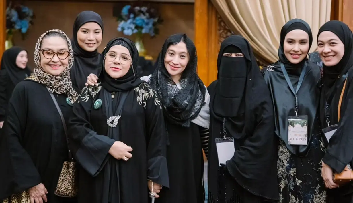 Sederet artis tampak menghadiri kajian Hubabah Ummu Salim, istri dari ulama besar asal Tarim, Yaman itu dengan busana muslim dan berhijab. Beberapa di antaranya pun bikin pangling. Seperti aktris senior Marini Soerjosoemarno yang datang bersama anaknya, Shelomita Diah. (Liputan6.com/IG/@_ummi_pipik_)
