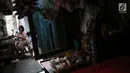 Aktivitas warga di permukiman padat penduduk yang sempit di kawasan Tambora, Jakarta, Jumat (23/8/2019). Gubernur DKI Anies Baswedan akan menandai kampung-kampung atau lokasi rawan kebakaran karena penggunaan listrik ilegal. (Liputan6.com/Faizal Fanani)
