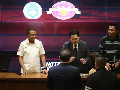 Timnas Indonesia dipastikan akan menghadapi Argentina yang berstatus Juara Piala Dunia 2022 dalam FIFA Matchday di Stadion Utama Gelora Bung Karno (SUGBK) pada 19 Juni 2023 mendatang. Kepastian itu didapat dalam Konferensi Pers yang digelar PSSI bersama perwakilan Konfederasi Sepak Bola Argentina (AFA) yang diwakili manajer Timnas Argentina, Daniel Cabrera bersama perwakilan Oltre Consulting sebagai sponsor di ruang media SUGBK, Rabu (24/5/2023). Daniel Cabrera memastikan akan membawa skaud lengkap, termasuk Lionel Messi dalam laga tersebut. (Bola.com/Bagaskara Lazuardi)