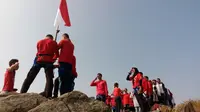 Ekspedisi Bhineka Bagi Bangsa mengibarkan bendera Indonesia (Liputan6.com/Pool/OBI)