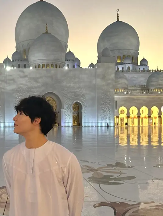 Song Geon Hee tampil mengenakan gamis saat mengunjungi masjid di Abu Dhabi. [Foto: Instagram @songgeonhee]