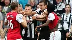 Striker Arsenal Gervinho (paling kiri) berseteru dengan gelandang Newcastle United dalam lanjutan Liga Premier di St James Park, 13 Agustus 2011. AFP PHOTO/IAIN BUIST